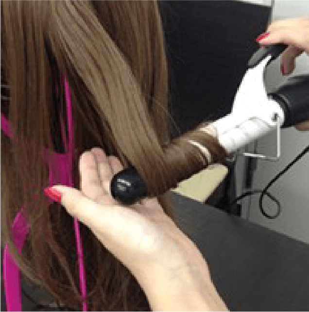 コテに髪を巻き付けて10秒待ちます